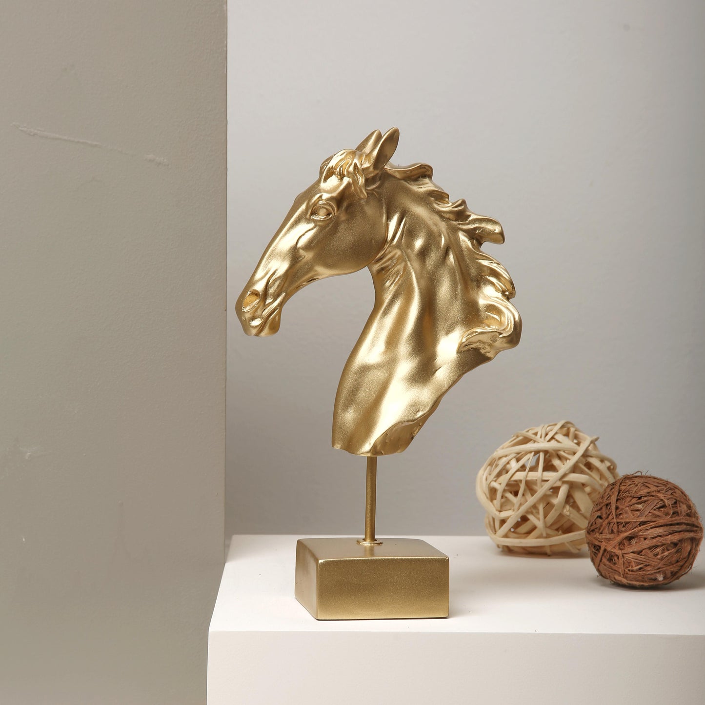 medium horse with base