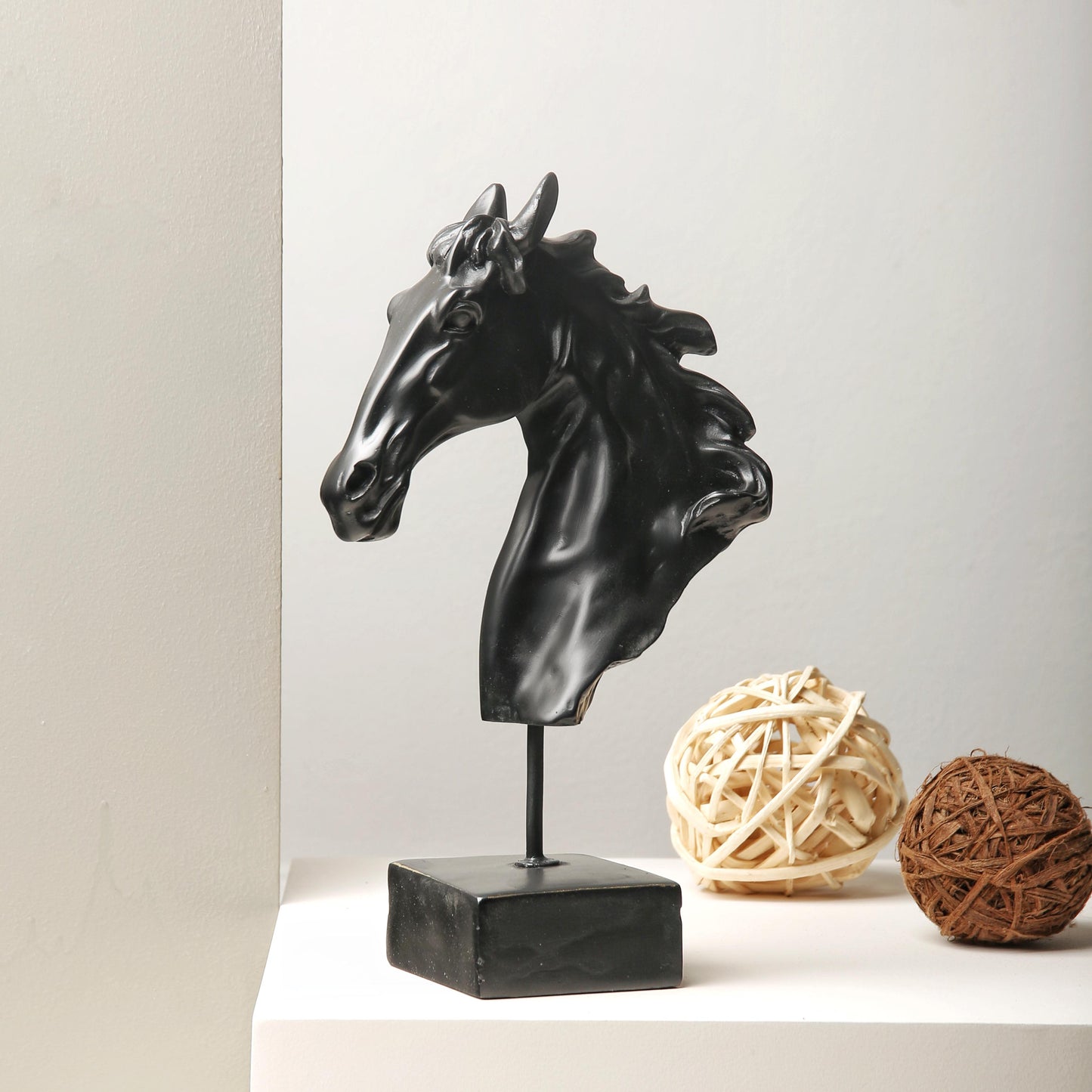 medium horse with base
